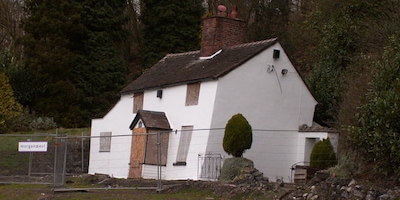 Image of a house with severe subsidence. 